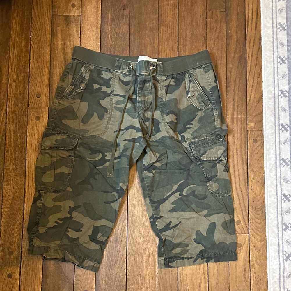 Woman’s Camouflage Cargo Capri pants